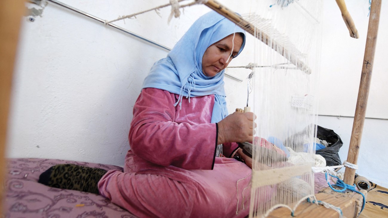 صنع السجاد من الملابس المعاد تدويرها: حرفة صديقة للبيئة في تونس