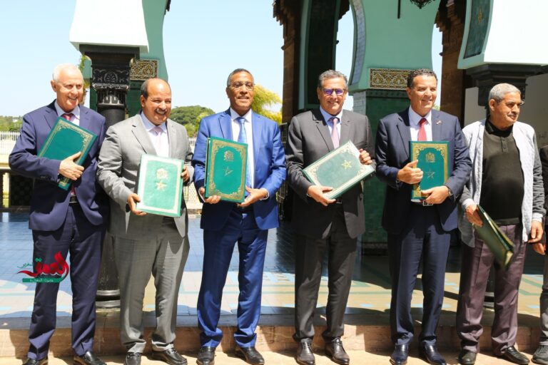 وقعت الحكومة والاتحاد العام لمقاولات المغرب والمركزيات النقابية الأكثر تمثيلية، اليوم السبت بالرباط، خلال اجتماع اللجنة العليا للحوار الاجتماعي