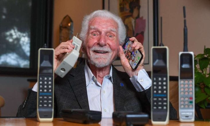 مخترع الهاتف المحمول يصف مدمني الهواتف بالفاقدين لعقولهم