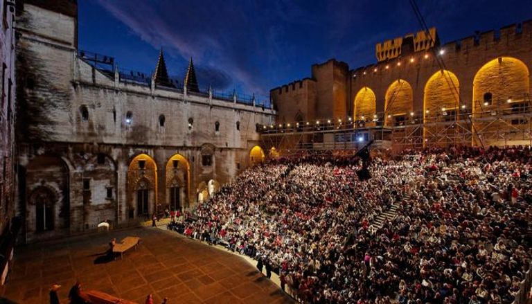 فرنسا: مهرجان أفينيون المسرحي يترحم على الفتى نائل