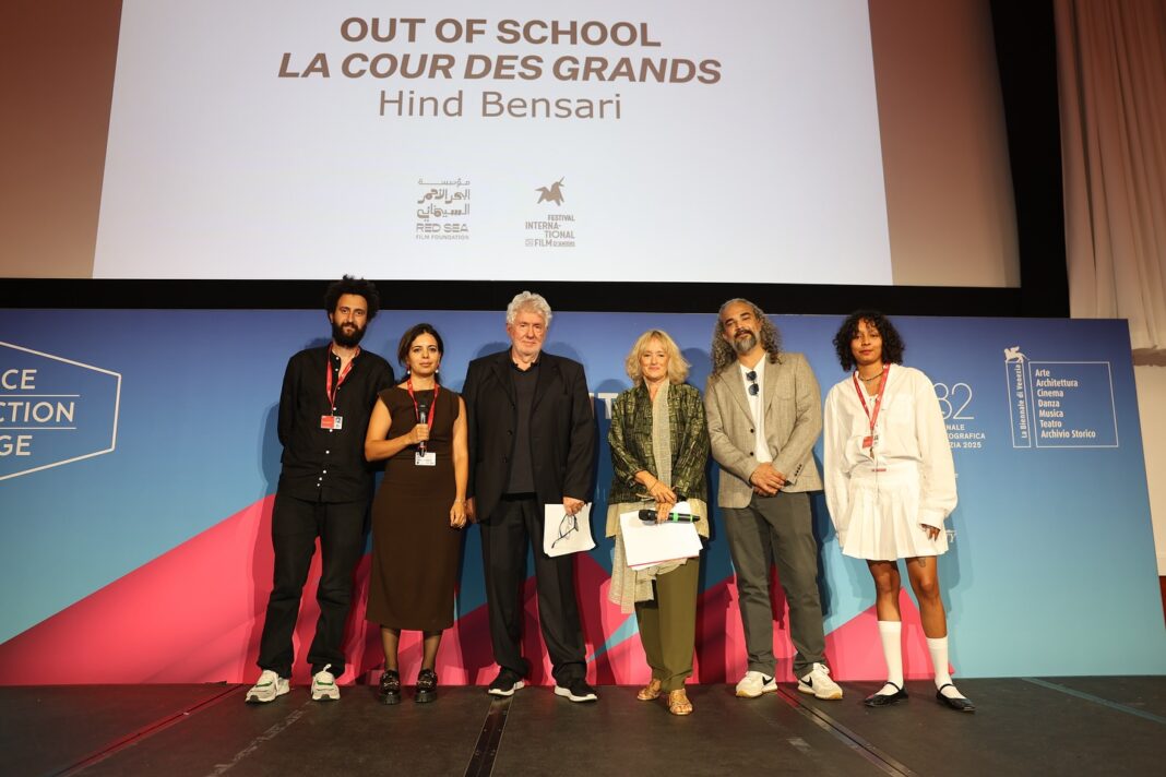 هند بنساري تفوز بجائزة البندقية “خارج المدرسة”