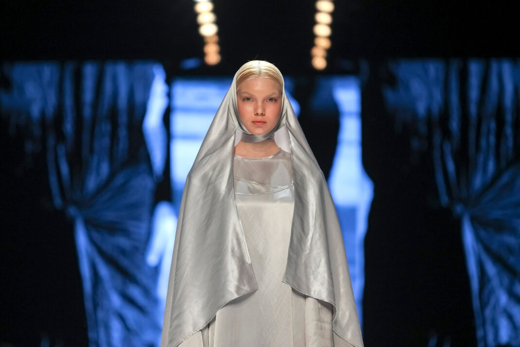 موسكو تفتح أبوابها لمبدعي الموضة من 13 بلداً