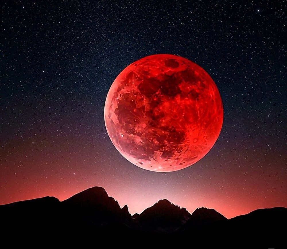 قمر الدم يضيء سماء آسيا وإفريقيا في خسوف كلي نادر