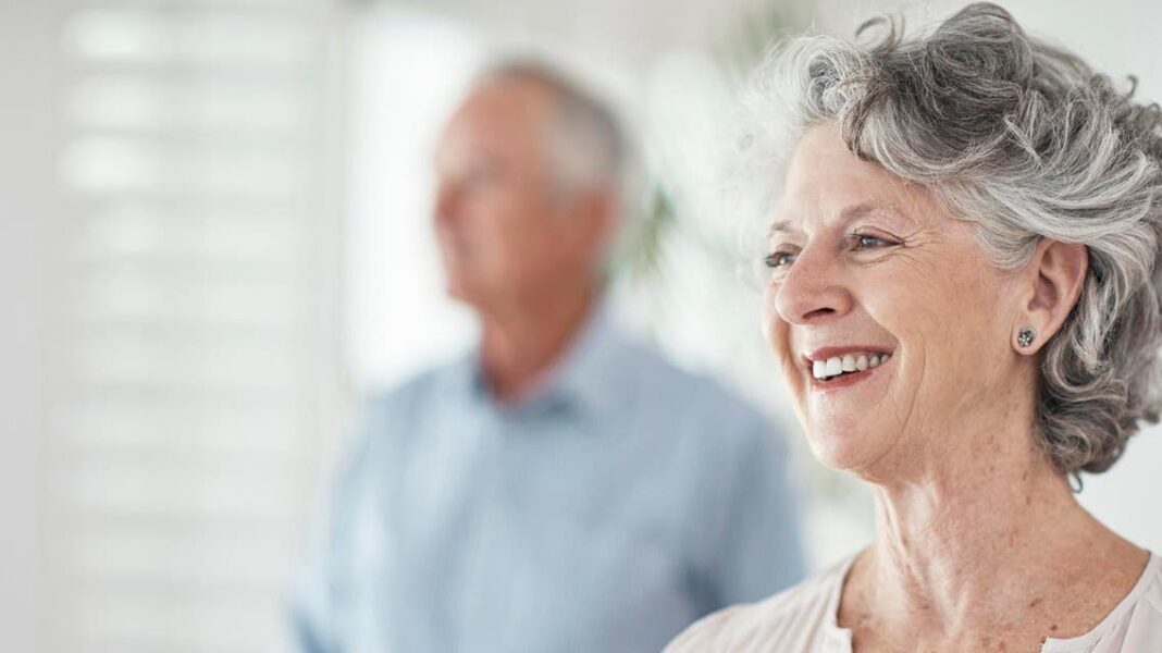 لغز العمر الطويل: لماذا تعيش النساء أكثر من الرجال؟