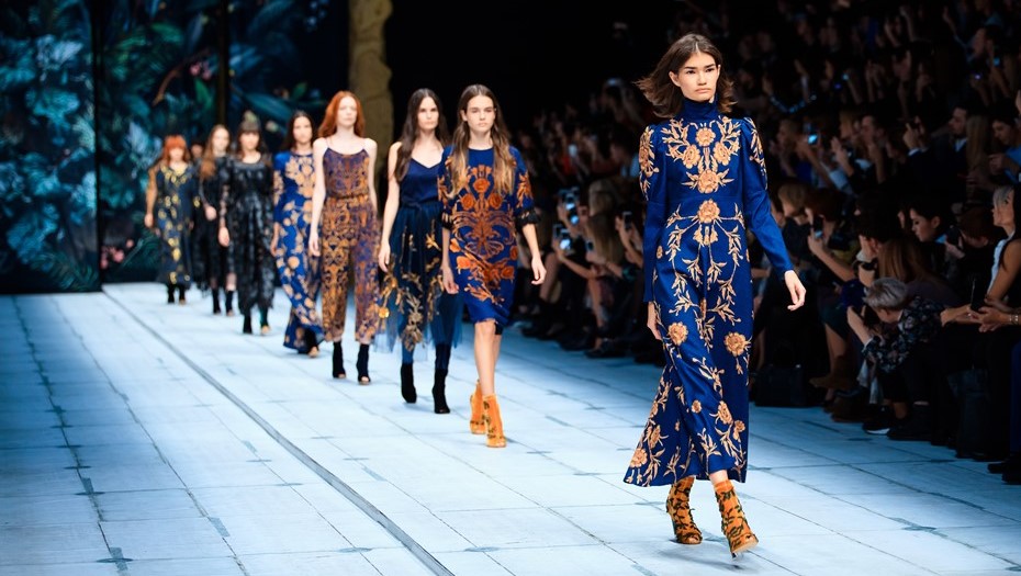 قطاع الموضة: حين تُقصى النساء من منصات الإبداع