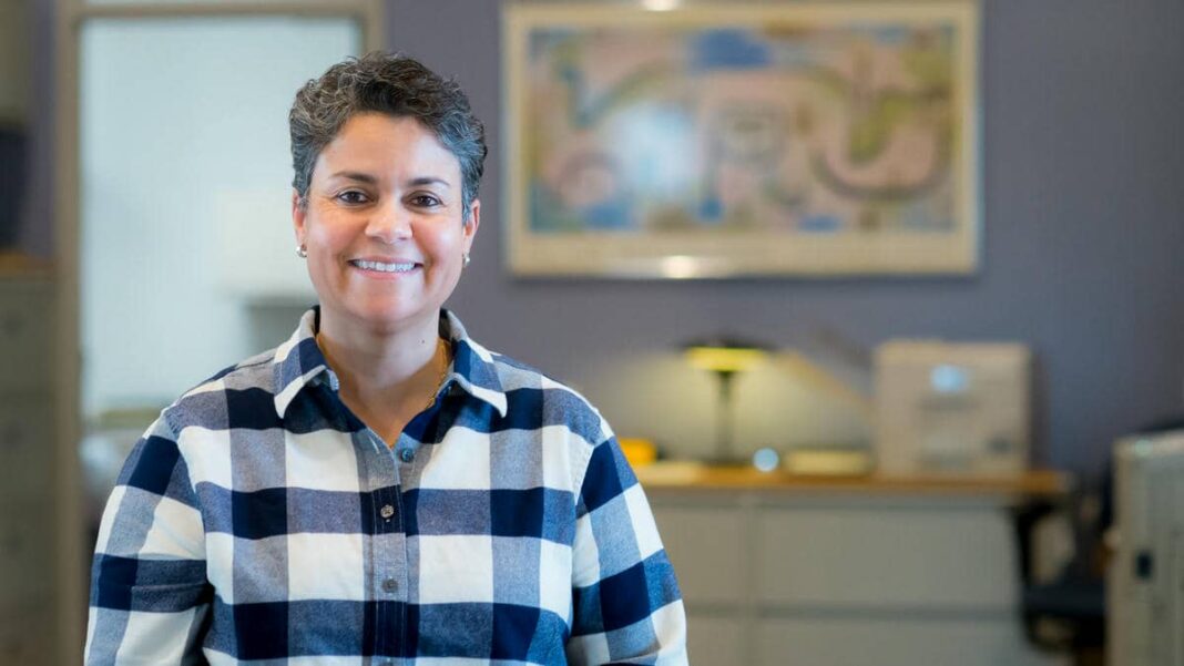 كوثر حفيظي: عالمة مغربية تُنصت إلى نبض الذرّة