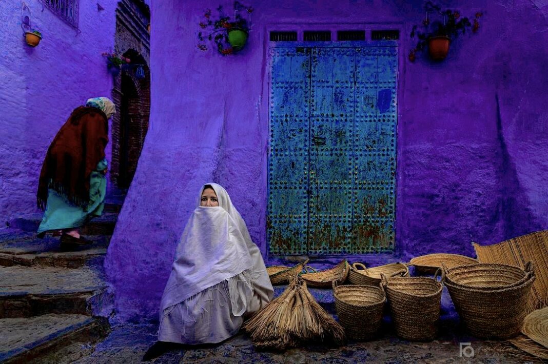 المرأة الشفشاونية: قلب الصناعة اليدوية وروح السياحة الداخلية