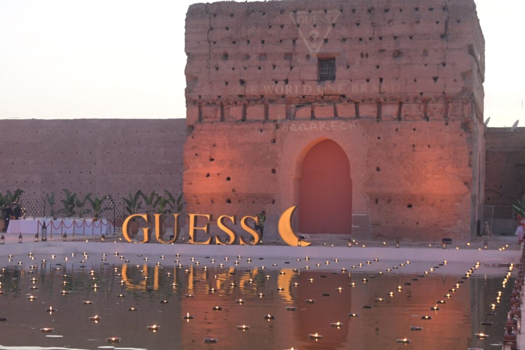 “GUESS” تختار مراكش للاحتفاء بخمسةٍ وأربعين عامًا من الأناقة والابتكار