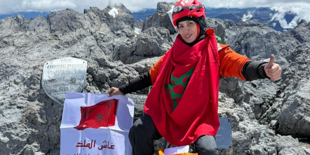هند زمامة ترفع العلم المغربي على قمة لاكارسنتز
