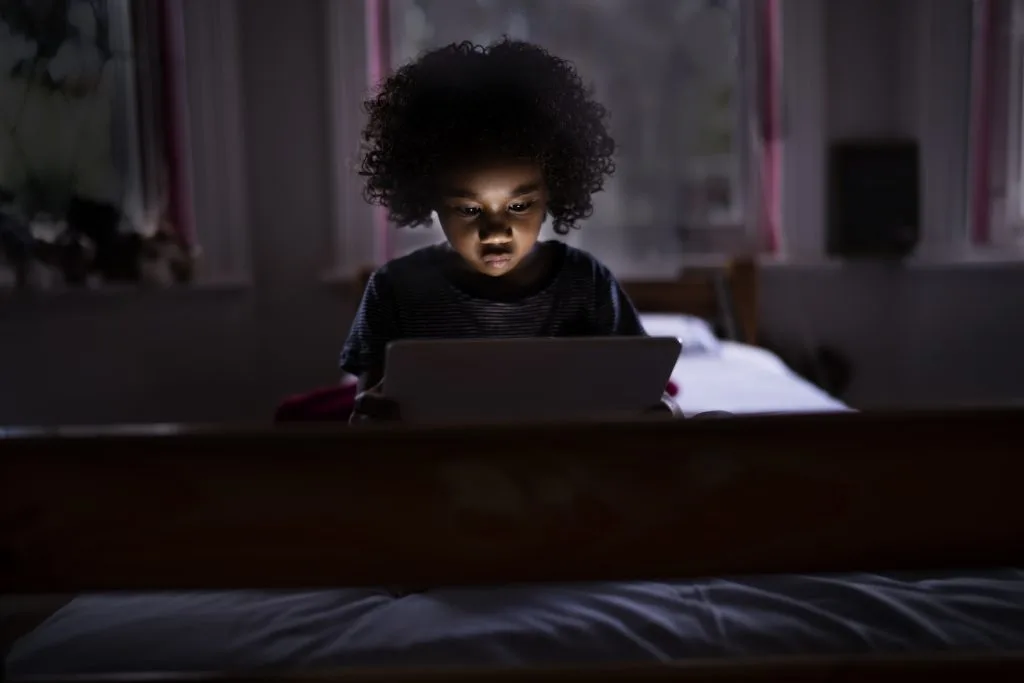 الإفراط في استخدام الشاشات يضعف التحصيل الدراسي للأطفال