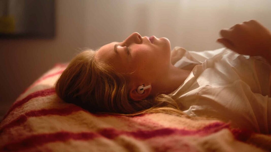 النوم بسماعات الأذن يرفع خطر الإصابة بالخرف