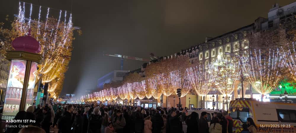 باريس تضيء الشانزليزيه احتفالًا بموسم الأعياد