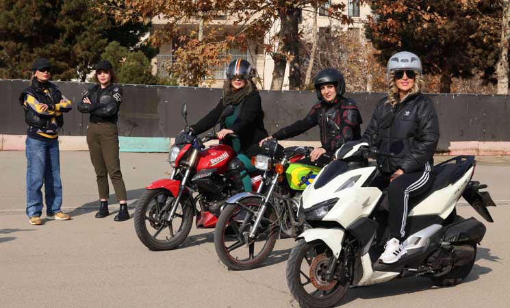 إيرانيات على الدراجات النارية: تحوّلات صامتة في قلب القيود