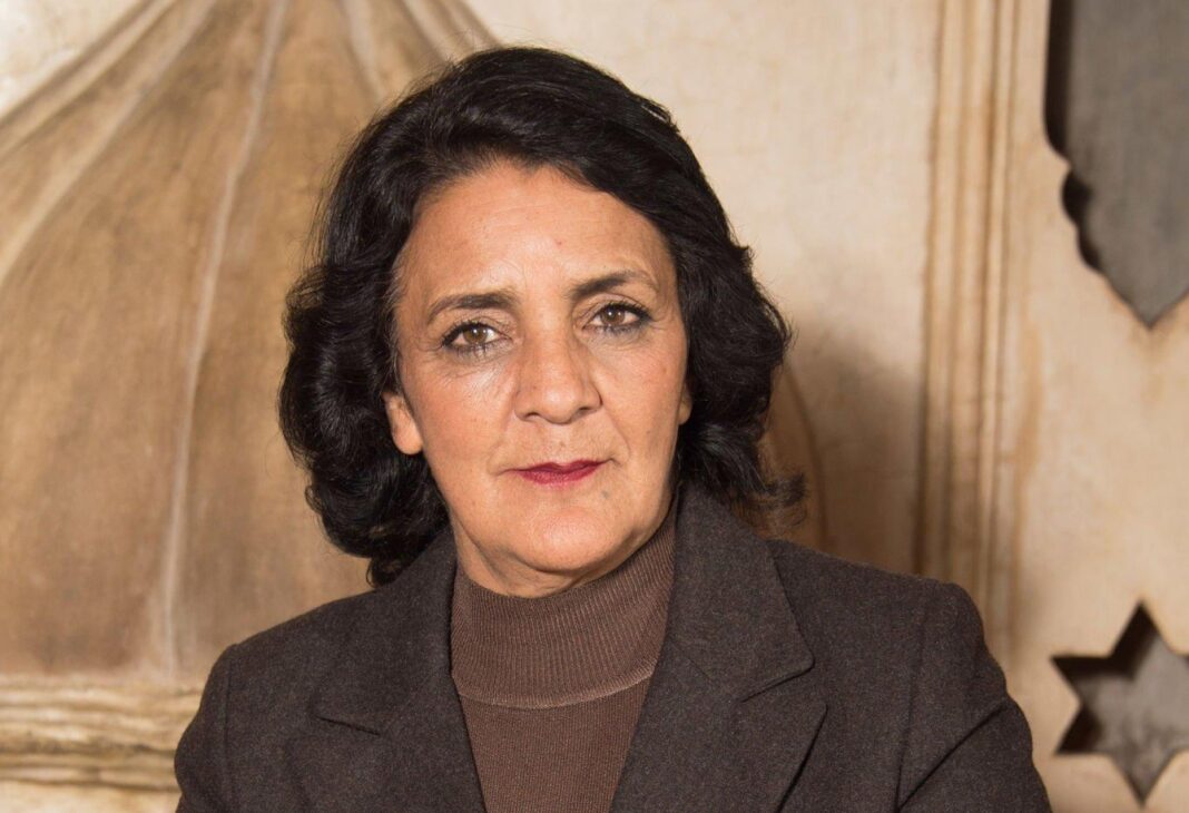 راوية: امرأة تعبر الزمن بخفة الحكمة وحرارة الشغف