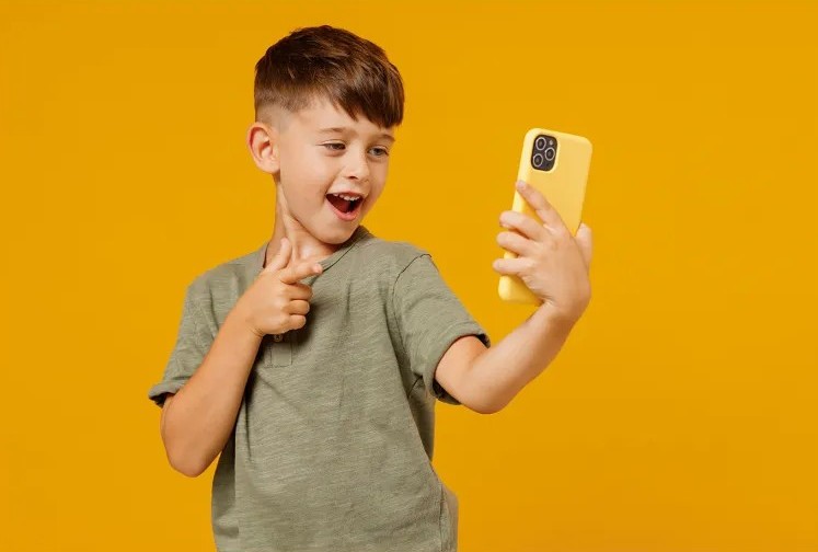 امتلاك الهاتف قبل سن 12: نافذة صغيرة على أعباء كبيرة