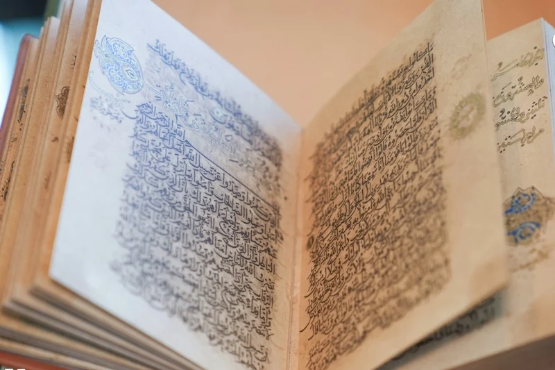 مغربية تهدي “إيسيسكو” مصحفًا نادرًا