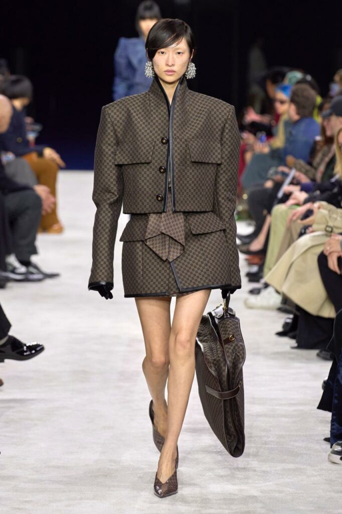 الأكتاف العريضة موضة شتاء 2026