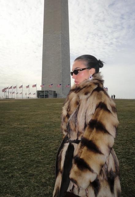 المعطف الفرو البني