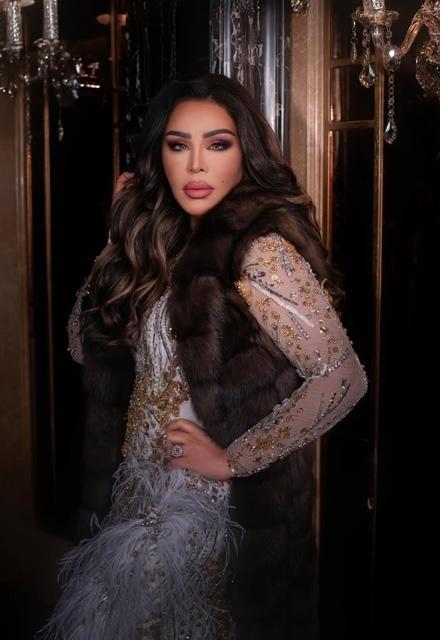 المعطف الفرو البني