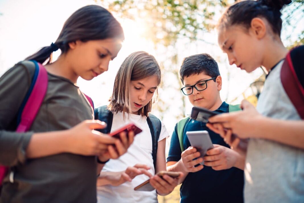 تقييد الهواتف في المدارس لا يحسّن الصحة النفسية للتلاميذ