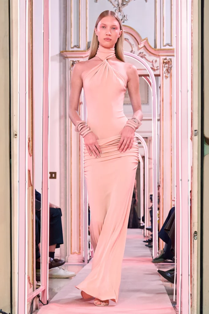 الفساتين الطويلة الضيقة