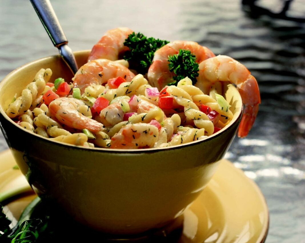 سلطة المكرونة بالقمرون… وصفة سريعة لمائدة الإفطار سلطة المكرونة بالقمرون