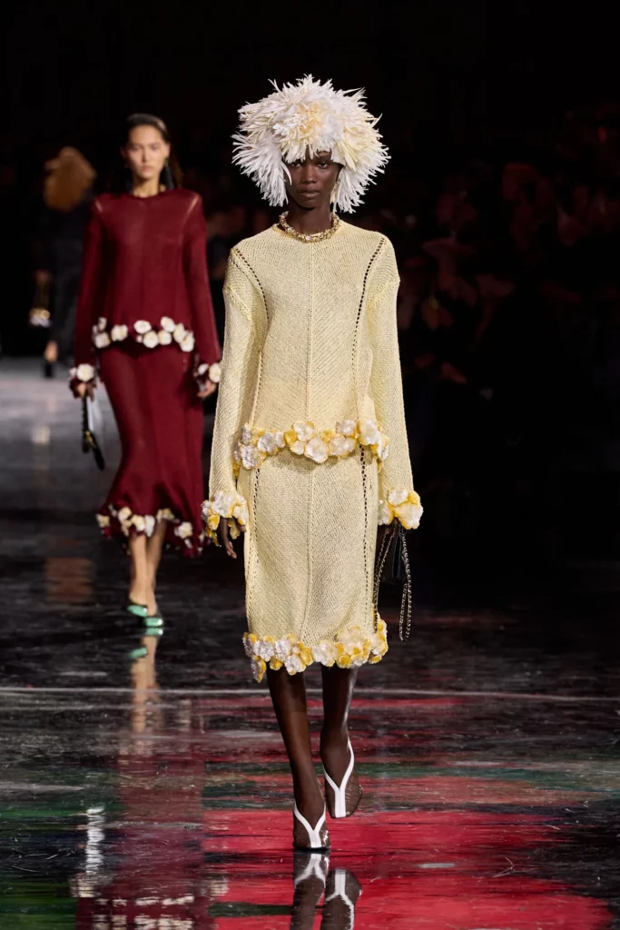 اللون الأصفر