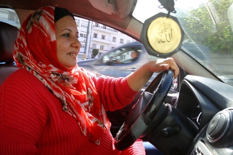 بين القبول والرفض: معركة المِقود النسائي في مواقف الطاكسي المِقود النسائي