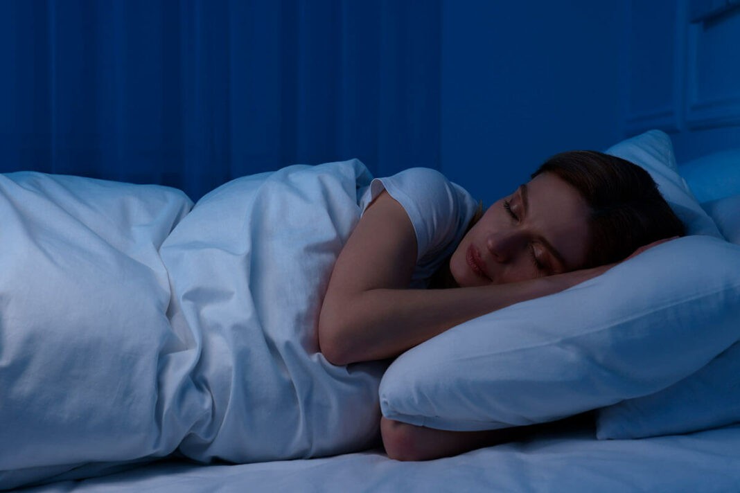 النوم بين ست وثماني ساعات قد يؤخر الشيخوخة النوم